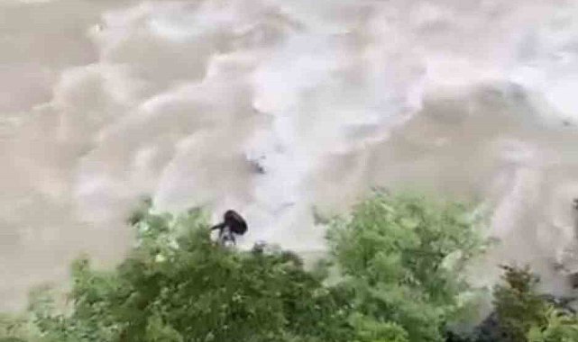 Artvin'de bir otomobil Çoruh Nehri'ne düştü; baba ile oğlu aranıyor