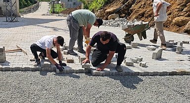 Artvin'de köy mahalle yollarına kilitli parke taşı