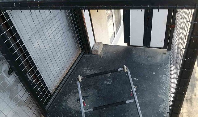 Asansörde mahsur kalan yaşlı kadın kendini kurtaranlara ve devlete dua etti