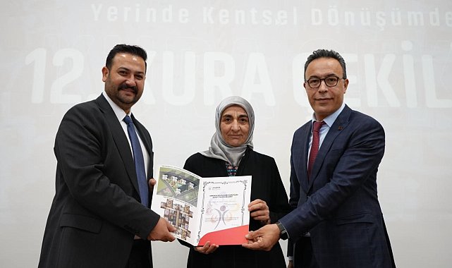 Ataşehir'de 8 aile daha yeni evlerine kavuştu