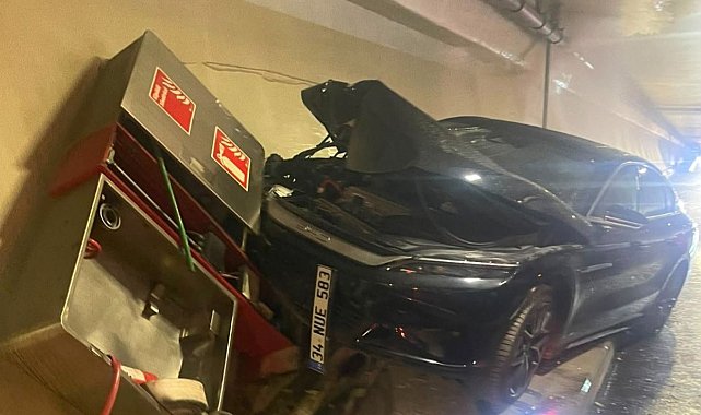 Avrasya Tüneli'nde otomobil, itfaiyeye ait yangın panosuna çarptı