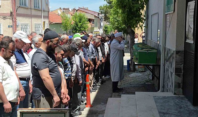 Ayşe teyze aracın altında kaldığı sokaktan son yolculuğuna uğurlandı