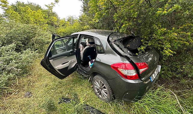 Ayvacık'ta otomobil şarampole yuvarlandı: 2 kişi yaralandı