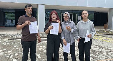 Baba, anne ve 2 kızı sınavda birbirlerine rakip oldu