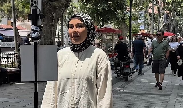 Babalar Günü'nde duygulandıran görüntüler: Pendik'te kurulan mikrofon, yüreklerdeki özlemi ve sevgiyi ortaya çıkardı