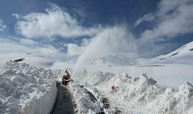 Bahçesaray yolu kontrollü olarak ulaşıma açıldı