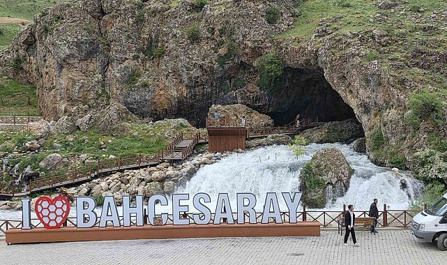 Bahçesaray'da mağaradan çıkan doğal su kaynağı ilgi odağı oldu