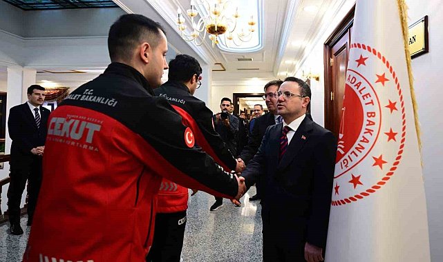Bakan Gürlek, birim amirleri, Bakanlık ve HSK personeliyle bayramlaştı