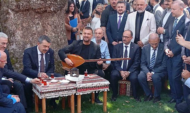 Bakan Tekin Bursa'da çınar altında türkü söyledi, Anadolu peynirlerini tattı