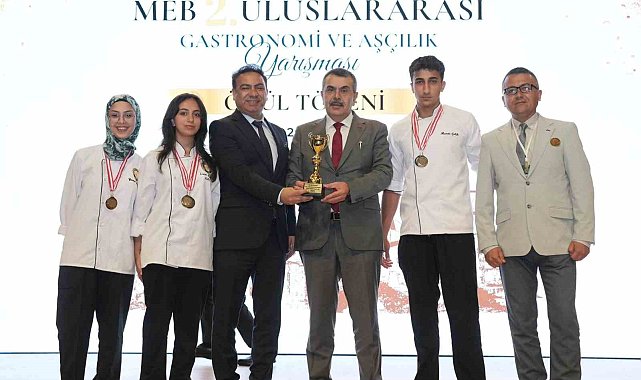 Bakan Yusuf Tekin'den ödül, Ayvalık'ta davul zurnalı karşılama