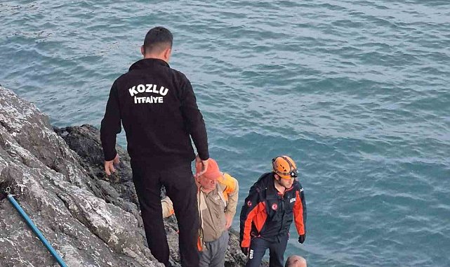 Balık tutmak isterken kayalıklardan düşen adamı ekipler ve balıkçı teknesi kurtardı