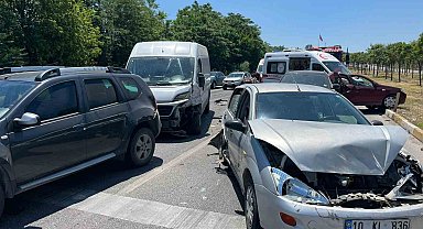 Balıkesir'de 6 araç zincirleme kaza yaptı; 2 yaralı