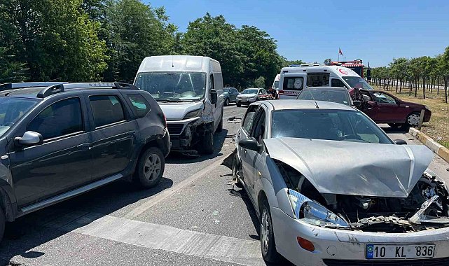 Balıkesir'de 6 aracın karıştığı zincirleme kaza: 2 yaralı