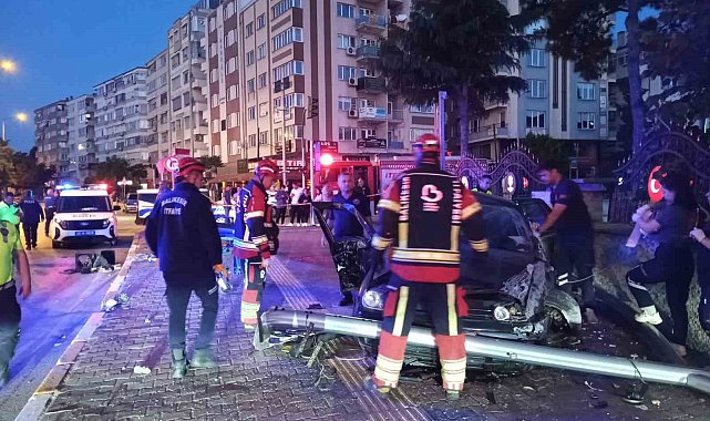 Balıkesir'de istinat duvarına çarpan otomobilin sürücüsü öldü