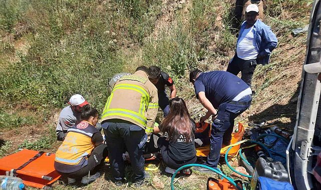 Balıkesir'de kamyon kazasında sürücü itfaiye ekiplerince kurtarıldı