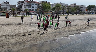 Balıkesirli minikler Akçay sahilinde çevre temizliği yaptı