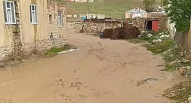 Başkale'de sağanak sonucu sel meydana geldi