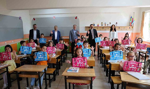 Başkan Özdoğan, Hacılar'da karne coşkusuna ortak oldu