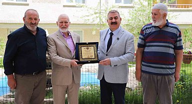 Başkan Sunar'dan çevre duyarlılığına "Örnek Site" plaketi