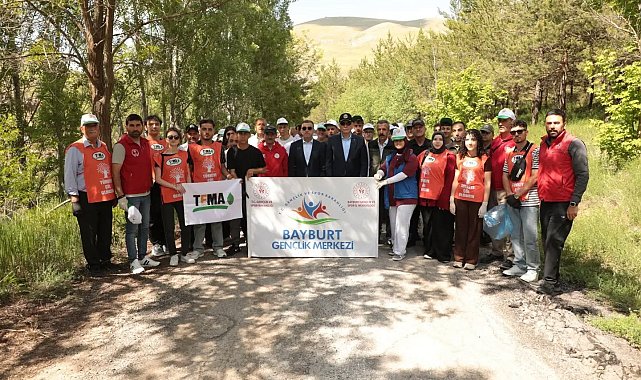 Bayburt'ta 'Orman Benim' etkinliğiyle çevre temizliği yapıldı
