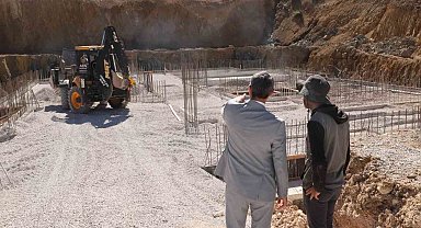 Bayburt'ta yapımı devam eden okul inşaatlarında çalışmalar sürüyor