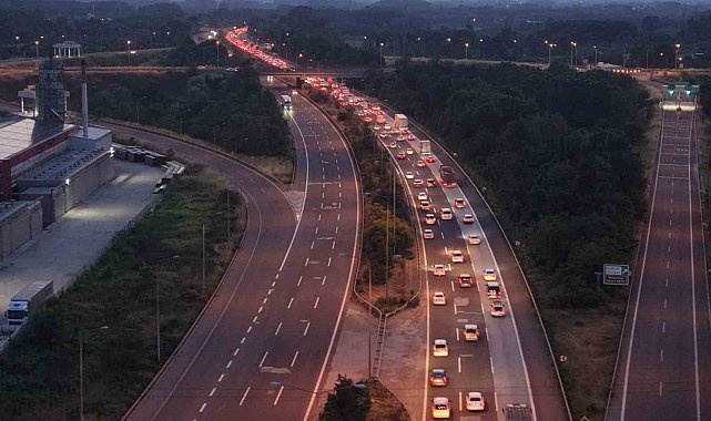 Bayram bitti trafik bitmedi: Düzce geçişinde kilometrelerce kuyruk