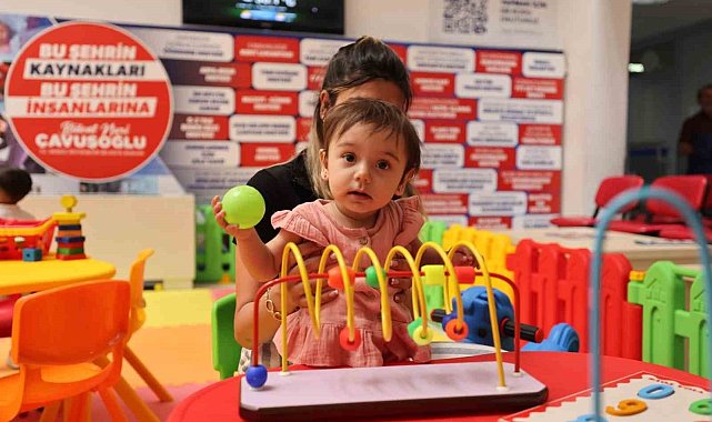 Belediyenin kapısından giren çocuklar artık oyunla karşılanıyor