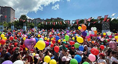 Beylikdüzü'nde kanseri yenen 9 yaşındaki Almira için binlerce balon gökyüzüne bırakıldı
