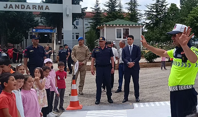 Bilecik Pazaryeri'nde jandarma öğrencilerle buluştu