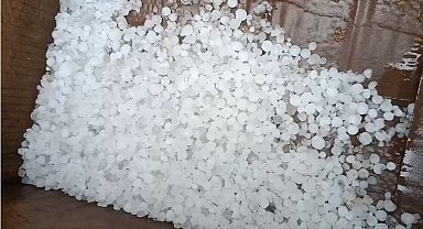 Bilecik'i ceviz büyüklüğündeki dolu vurdu