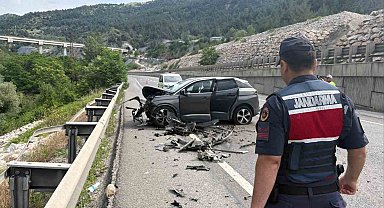 Bilecik'te otomobil tıra arkadan çarptı: 2 yaralı