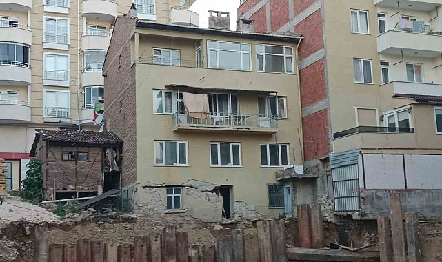 Bilecik'te temel kazısı yapılan sokağın yanındaki 3 katlı bina tahliye edildi