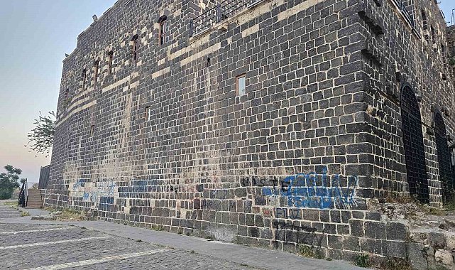 Binlerce yıllık kale duvarlarını spreyle boyadılar