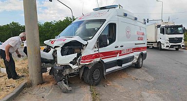 Bitlis'te ambulans ile otomobil çarpıştı: 10 yaralı