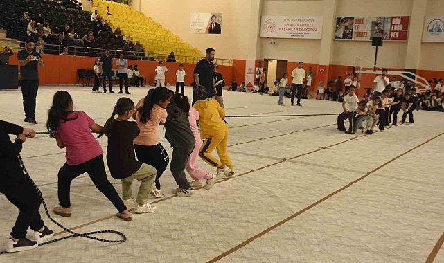 Bitlis'te geleneksel çocuk oyunları şenliği