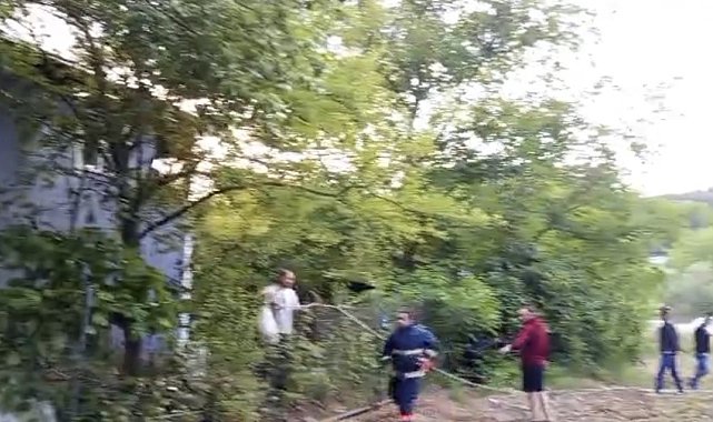 Bolu'da 2 katlı evin çatı katında yangın çıktı