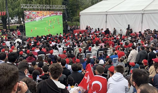 Bolu'da 'Dünya Kupası' coşkusu sokağa taştı: Anıtpark'ta tarihi heyecan