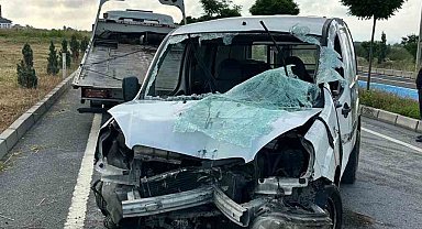 Bolu'da kontrolden çıkan hafif ticari araç devrildi: Sıkışan sürücüyü itfaiye kurtardı