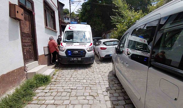 Bolu'da park edilen araçlardan ambulans sokağa giremedi: Sağlık ekipleri hastaya yürümek zorunda kaldı