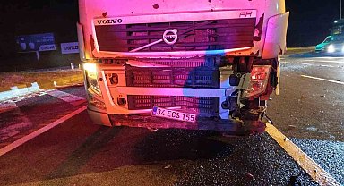 Bolu'da tırın çarptığı otomobil kağıt gibi ezildi: 3 yaralı