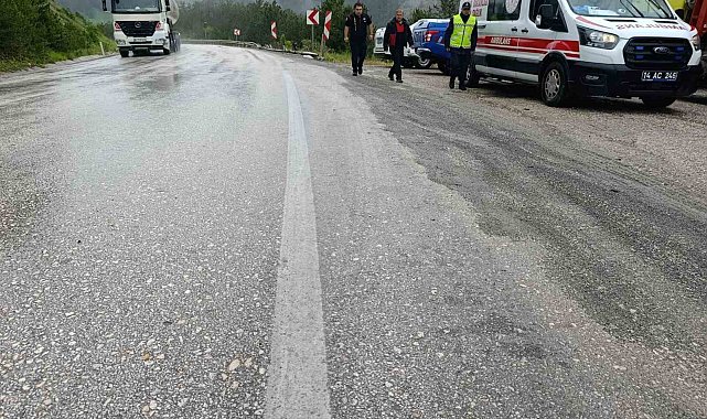 Bolu'da virajı alamayan hafif ticari araç yoldan çıktı: 3 yaralı