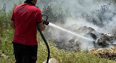 Boş arazideki atık samanlar alev aldı