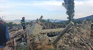 Burdur'da kerpiç ev çöktü: 2 kişi yaralandı, enkaz altındaki büyükbaş hayvan kurtarıldı