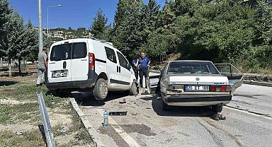 Burdur'da otomobil ile hafif ticari araç çarpıştı: 5 yaralı