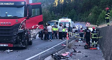 Burdur'da tır ile hafif ticari araç çarpıştı: 1 ölü, 1 yaralı
