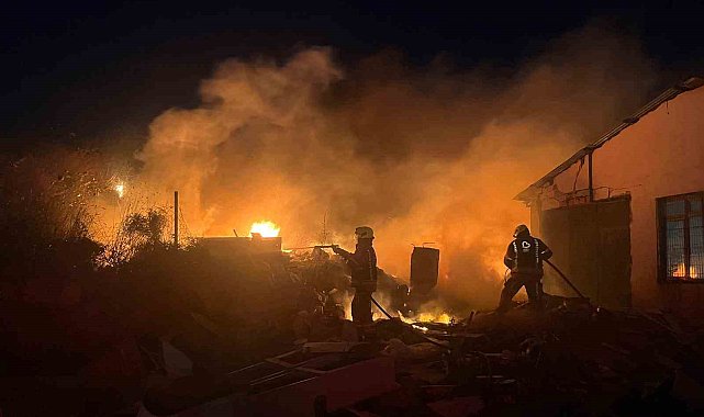 Burhaniye' de ot yangını korkuya neden oldu