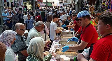 Bursa'da 30 yıllık gelenek...Tuzpazarı esnafı 5 bin kişiye aşure ikram etti