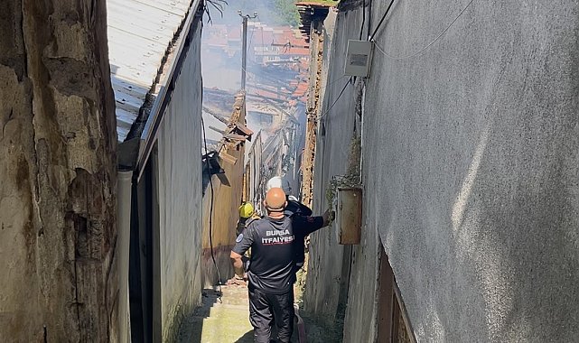 Bursa'da 4 ev alevlere teslim oldu, itfaiye dar sokakta zamana karşı mücadele veriyor