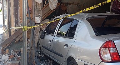 Bursa'da freni boşalan otomobil eve girdi