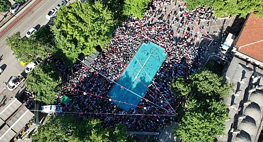 Bursa'da meydanlara kurulan dev ekranlarda Dünya Kupası heyecanı yaşandı